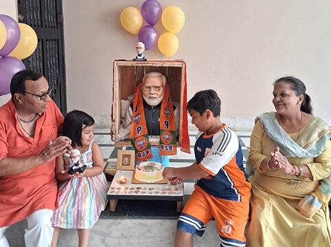 पीएम मोदी के जन्मदिन पर अनोखा जश्न, 60 किलो की प्रतिमा के सामने काटा केक