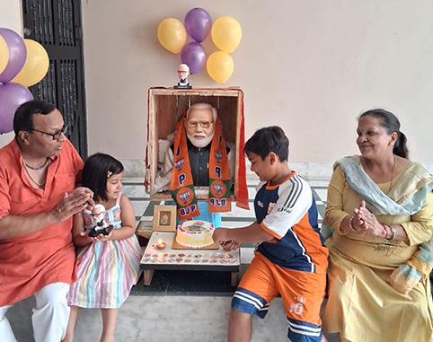 पीएम मोदी के जन्मदिन पर अनोखा जश्न, 60 किलो की प्रतिमा के सामने काटा केक