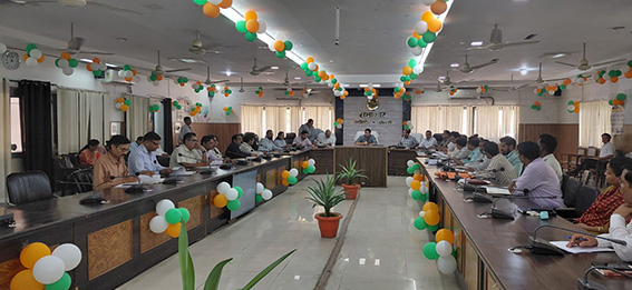 लंबित राजस्व मामले समय पर निपटाएं अधिकारी : जिलाधिकारी अतुल वत्स