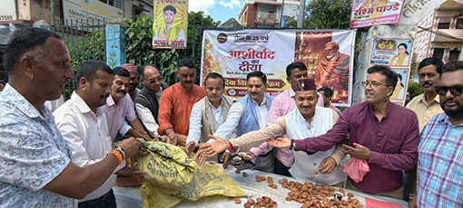 ‘आशीर्वाद का दीया’ कार्यक्रम के तहत दीयों का वितरण, दीपोत्सव में सहभागिता का आह्वान