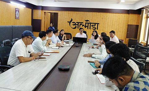 क्षतिग्रस्त सड़कों के मरम्मत एवं पैच वर्क कार्यों की समीक्षा