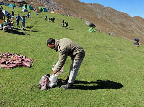 बुग्यालों में खाकी का स्वच्छता संकल्प : नंदा जात यात्रा के बीच पुलिस ने चलाया सफाई अभियान
