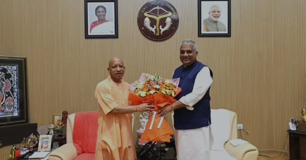 लखनऊ में CM योगी से मिले केंद्रीय मंत्री भूपेंद्र यादव, NCR के प्रदूषण पर मंथन; वाहनों से लेकर निर्माण कार्यों तक होगी समीक्षा