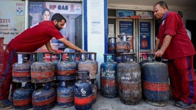 दिल्ली में कमर्शियल LPG सिलेंडर महंगा, CNG-PNG के दाम भी बढ़े; जानें नई कीमतें