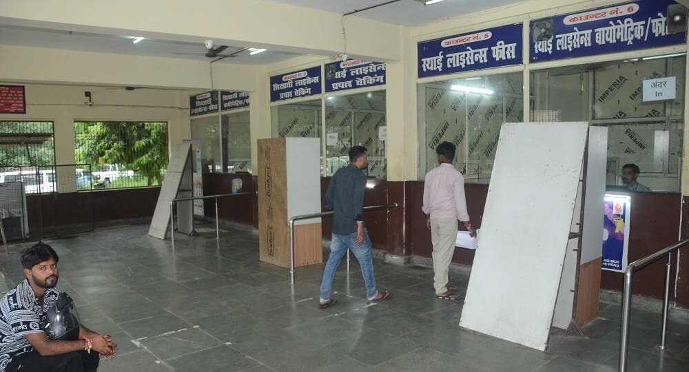 कानपुर में परिवहन विभाग पर बड़ी कार्रवाई, दो एआरटीओ निलंबित