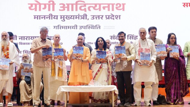 मुख्यमंत्री योगी ने उपहारों के माखन से भरी ब्रजवासियों की ‘मटकी’