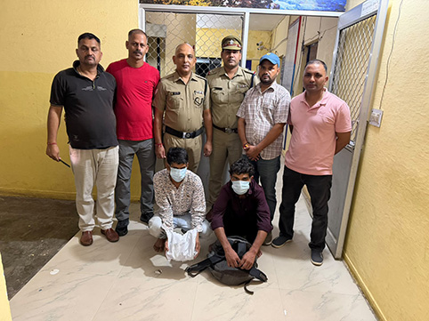 स्कूटी से चरस की तस्करी करते 2 युवक गिरफ्तार, 1.155 किलो अवैध चरस बरामद