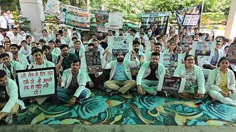 आश्वासन के बाद पीजी डॉक्टरों ने स्थगित की हड़ताल