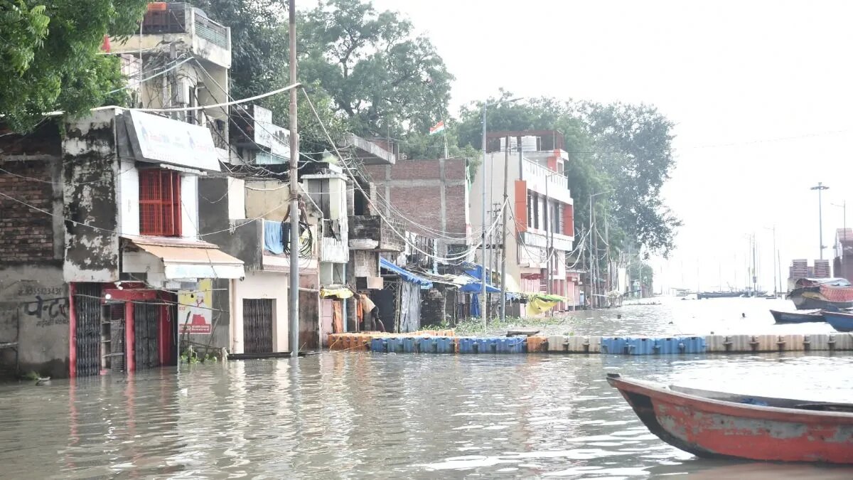 प्रयागराज में गंगा-यमुना का जलस्तर घटा, फिर भी 22 गांव बाढ़ की चपेट में; 52 परिवार राहत शिविरों में