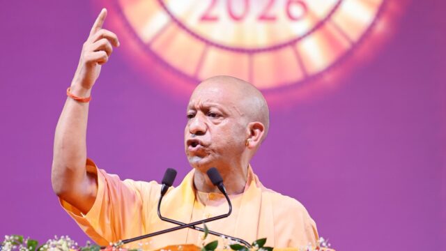 झूठ की गूंज में कांग्रेस के युवराज का आचरण नारी शक्ति का अपमान: योगी  