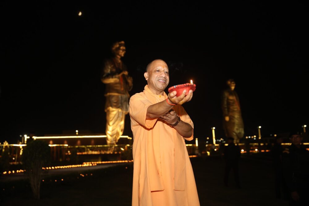 प्रेरणा स्थल पर जले आशीर्वाद के दीये, शुरू हुआ सेवा संकल्प अभियान